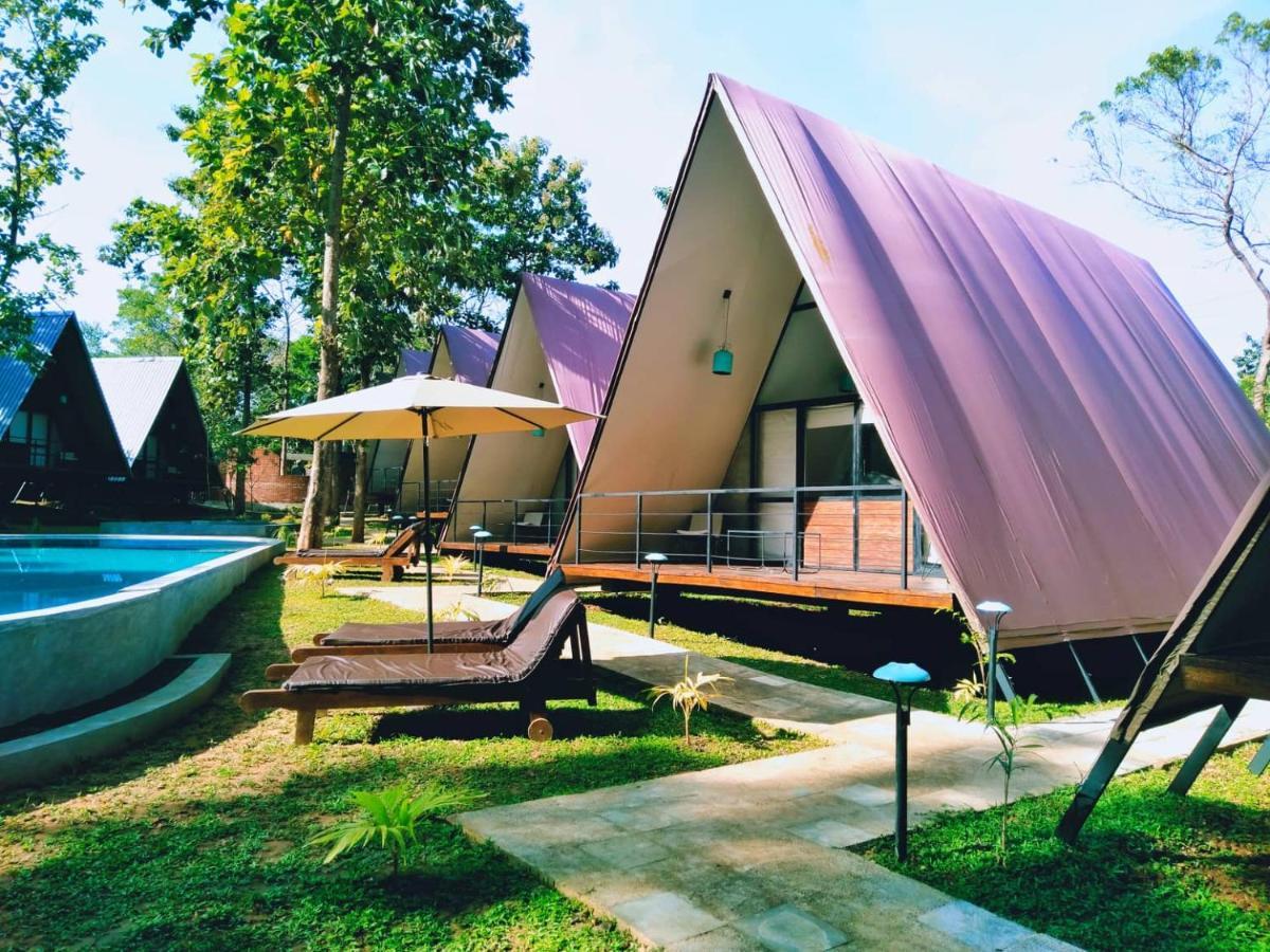 Kottawatta River Bank Resort ウダワラウェ エクステリア 写真